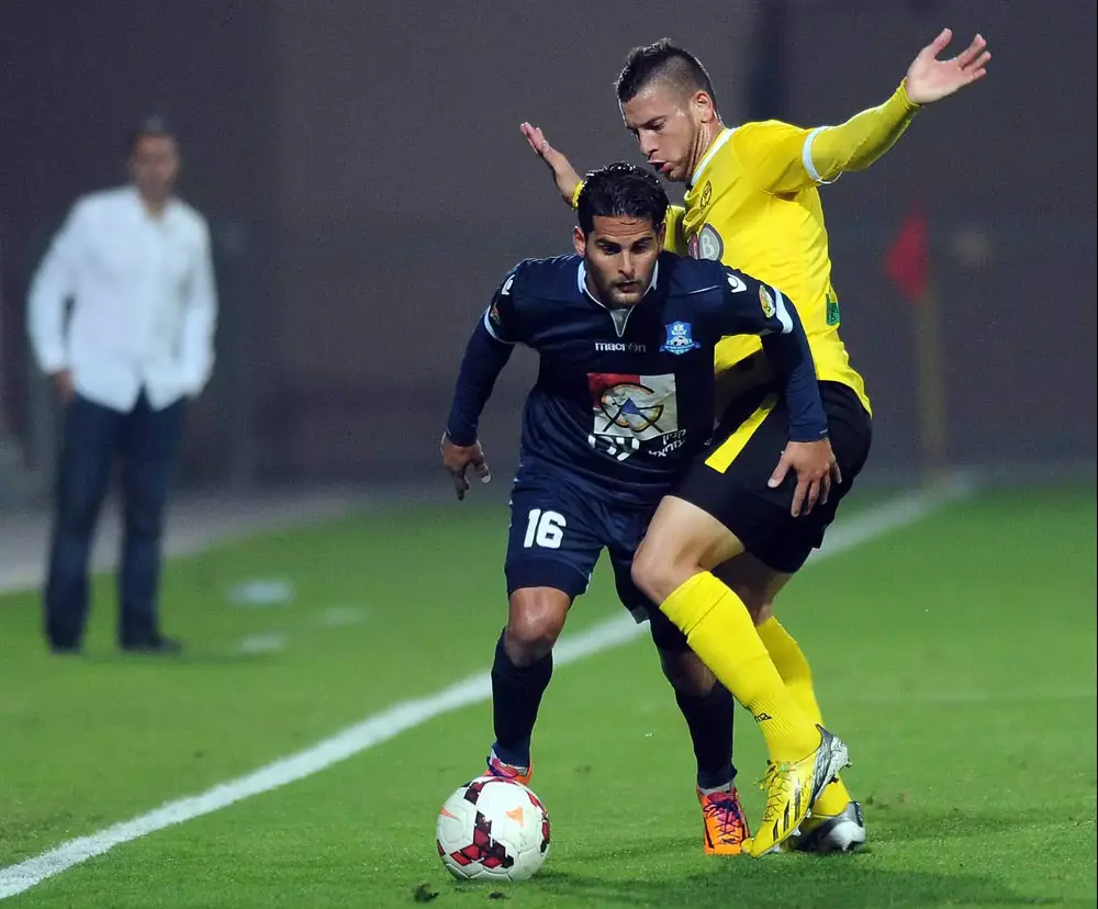 אליאור סיידר שחקן הפועל עכו (שמאל) מול איאד אבו עביד שחקן מכבי נתניה