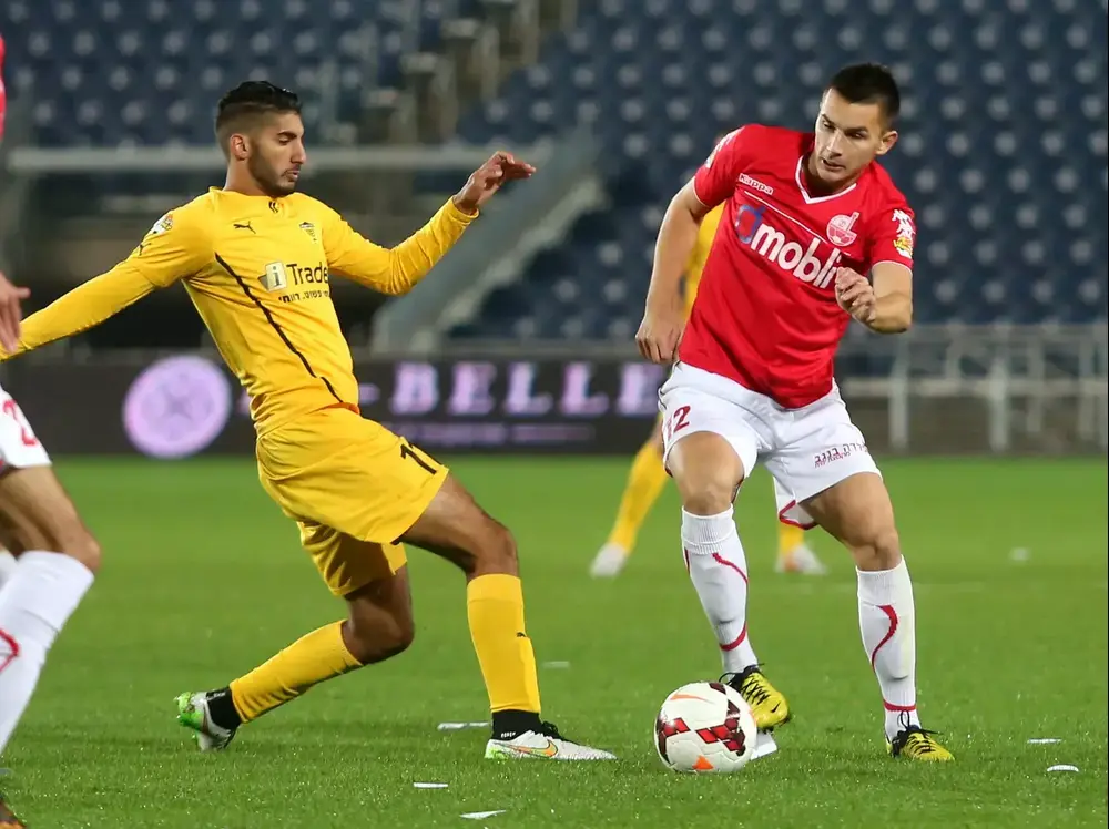 הובידיאו הובאן שחקן הפועל באר שבע (ימין) מול לידור כהן שחקן בית"ר ירושלים