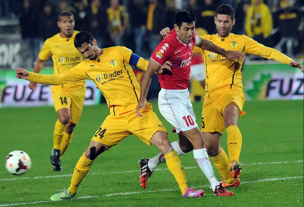 אליניב ברדה שחקן הפועל באר שבע (אמצע) מול אופיר קריאף שחקן בית"ר ירושלים