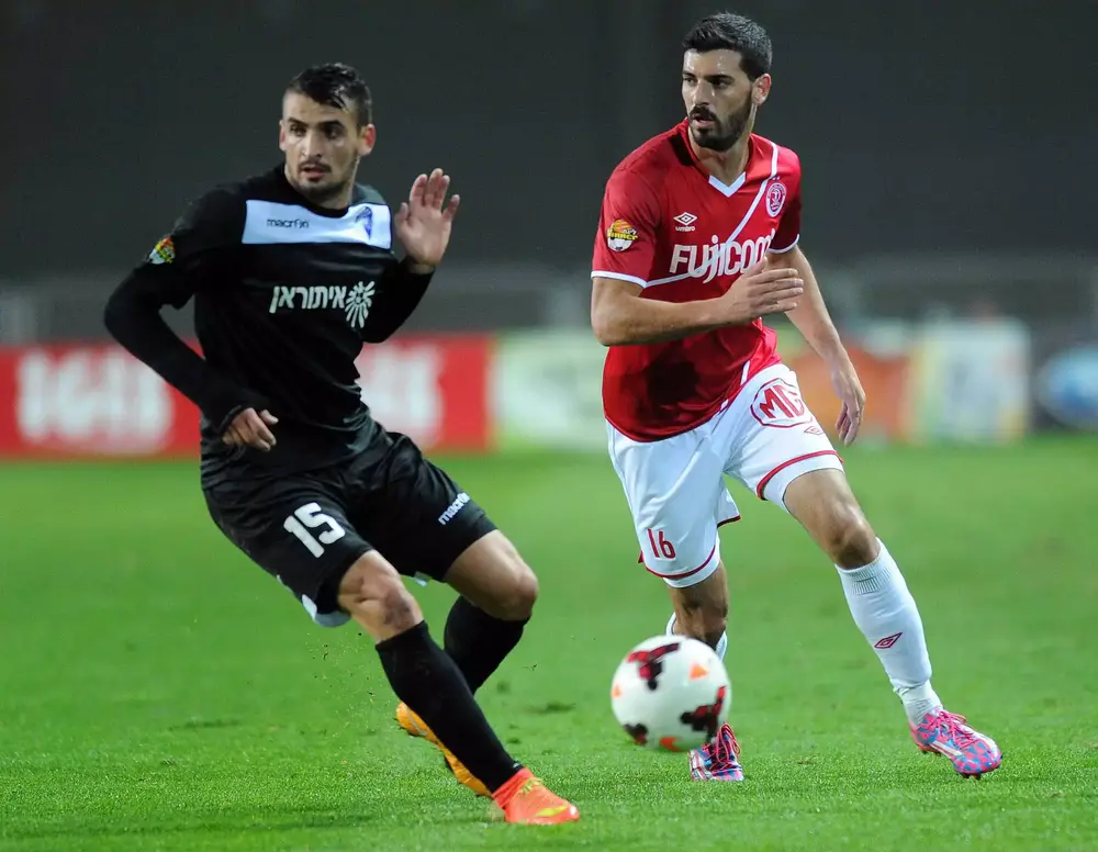 שלומי אזולאי שחקן הפועל תל אביב (ימין) מול וובה בראון שחקן עירוני קרית שמונה