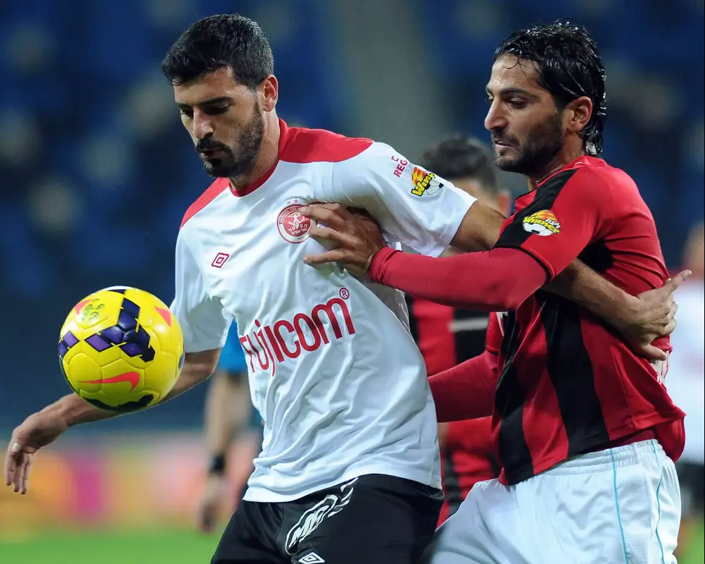 שחקן הפועל חיפה, קובי דג'אני, מול שחקן הפועל תל אביב, שלומי אזולאי