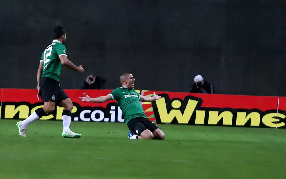 עידן ורד שחקן מכבי חיפה חוגג