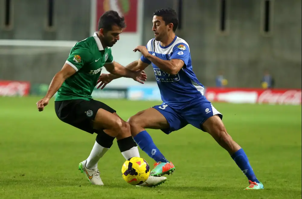 עמירן שקלים שחקן הפועל פתח תקוה מול אוראל דגני שחקן מכבי חיפה