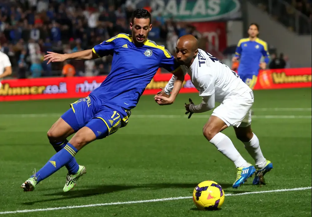 דן איינבינדר שחקן מכבי תל אביב (שמאל) מול ברוך דגו שחקן הפועל אשקלון