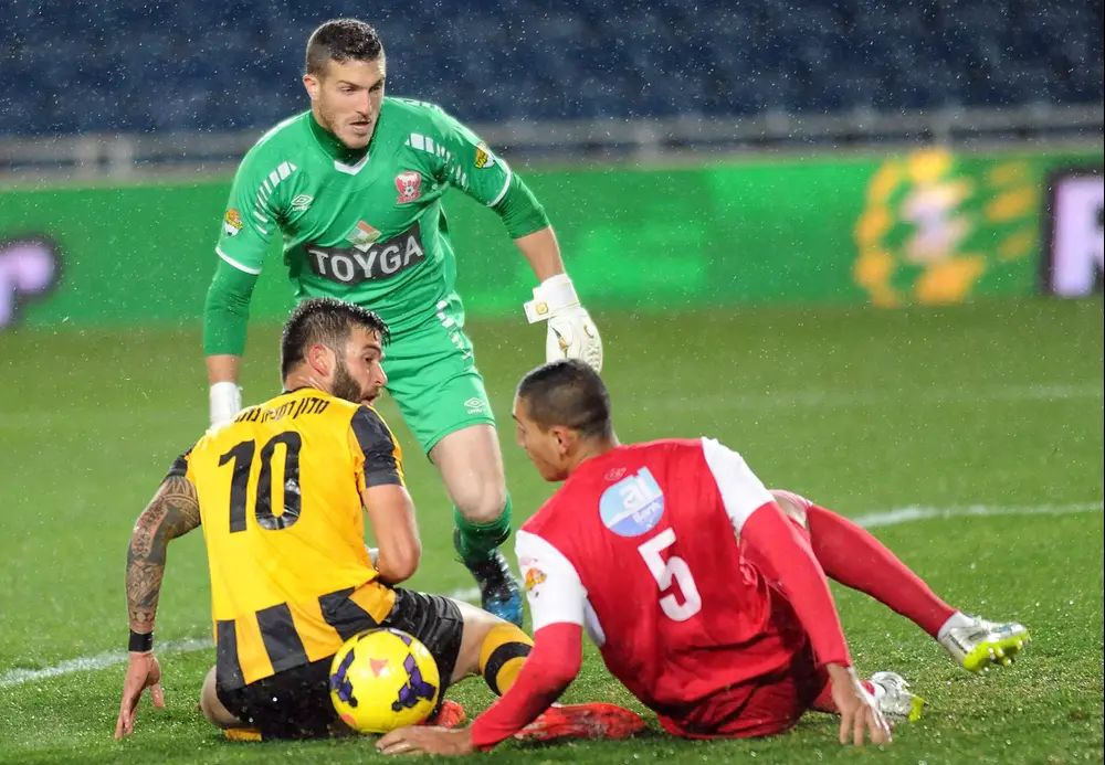 רן קדוש שוער בני סכנין מול חנן ממן שחקן בית"ר ירושלים, עאיד חבשי שחקן בני סכנין