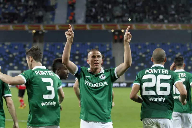 עידן ורד שחקן מכבי חיפה חוגג שער