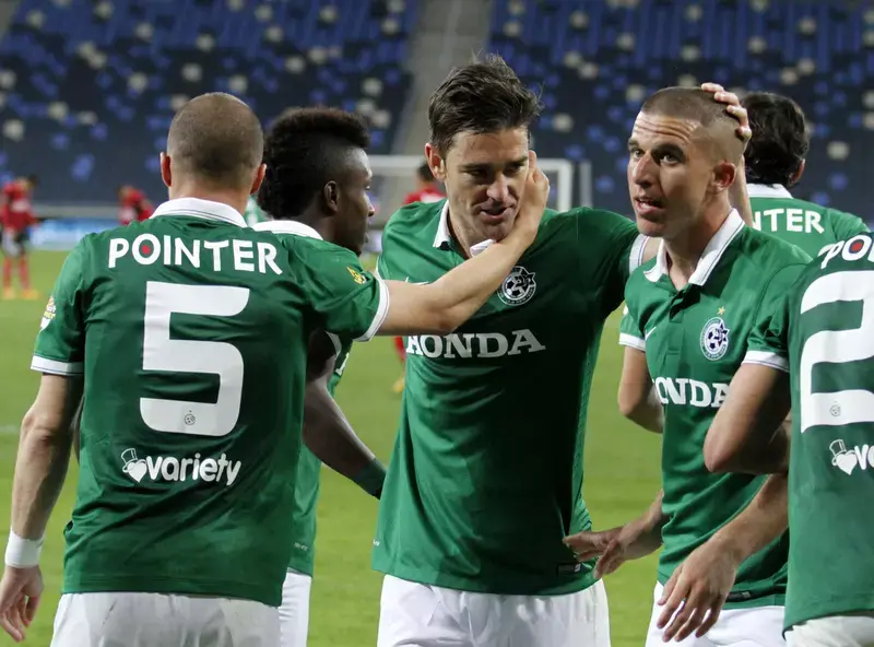 שחקני מכבי חיפה חוגגים אברהם פאס, עידן ורד