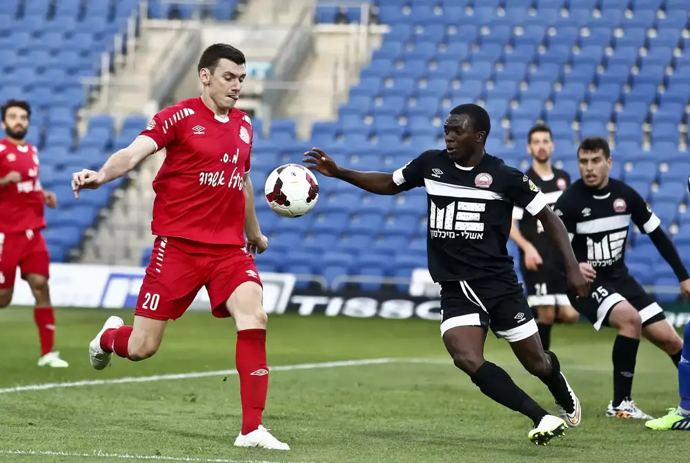 שחקן מ.ס אשדוד, מיכאל סירושטן, מול שחקן הפועל רעננה, עמנואל אמבולה