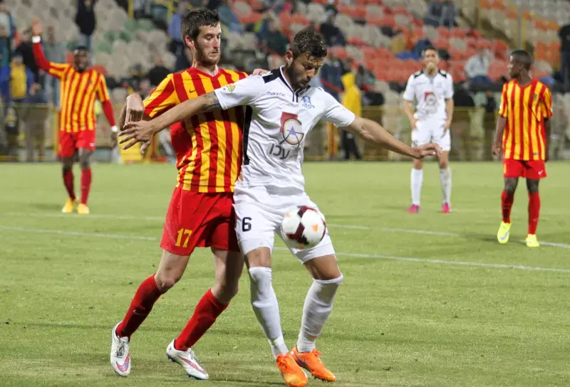 אדי גוטליב, שחקן הפועל עכו, מול תום מונד, מ.ס אשדוד