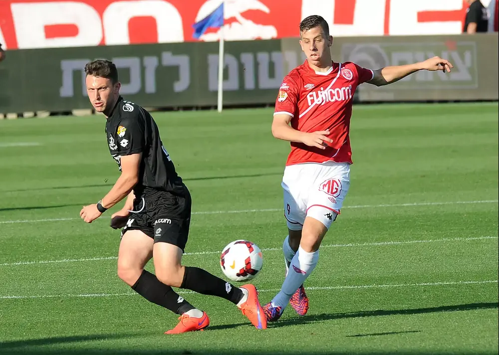 בן רייכרט שחקן הפועל תל אביב (ימין) מול עומרי אלטמן שחקן הפועל פתח תקוה