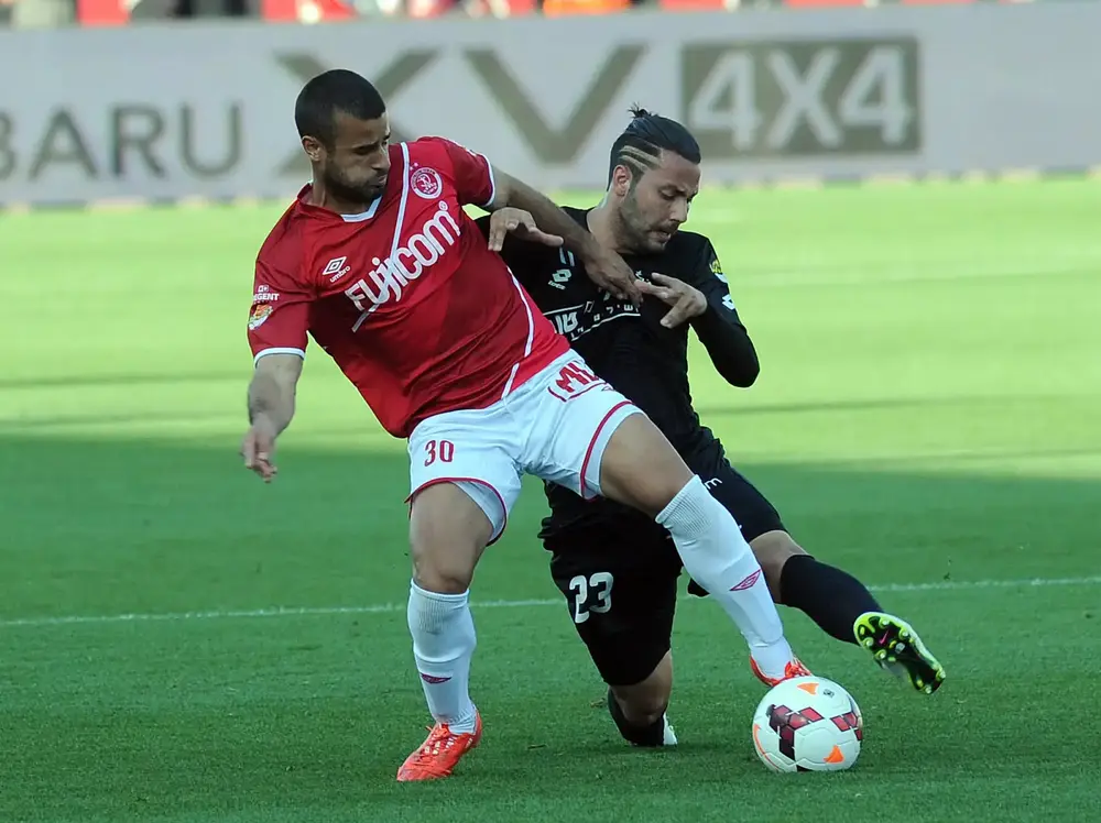 ליאור לוי שחקן הפועל תל אביב (שמאל) מול גל אראל שחקן הפועל פתח תקוה