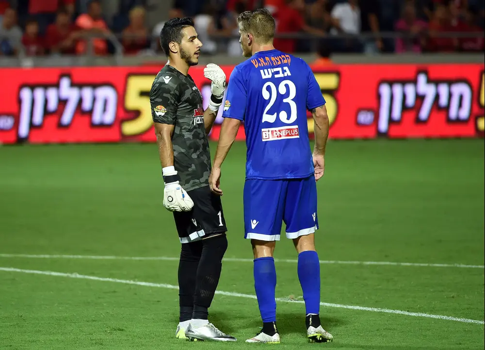 עודד גביש שחקן מכבי פתח תקוה עם איתמר ניצן