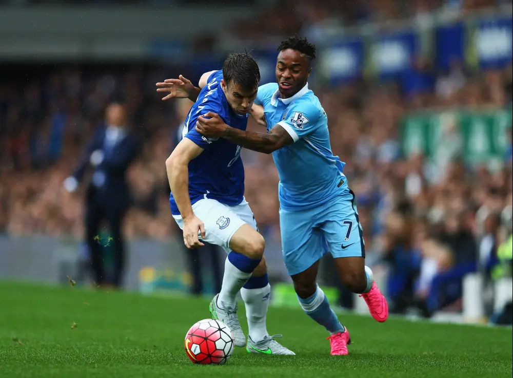 ראחים סטרלינג שחקן מנצ'סטר סיטי (ימין) מול שיימוס קולמן שחקן אברטון