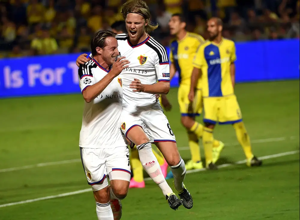 שחקני באזל לוקה זופי, בירקיר ביארנסון חוגגים