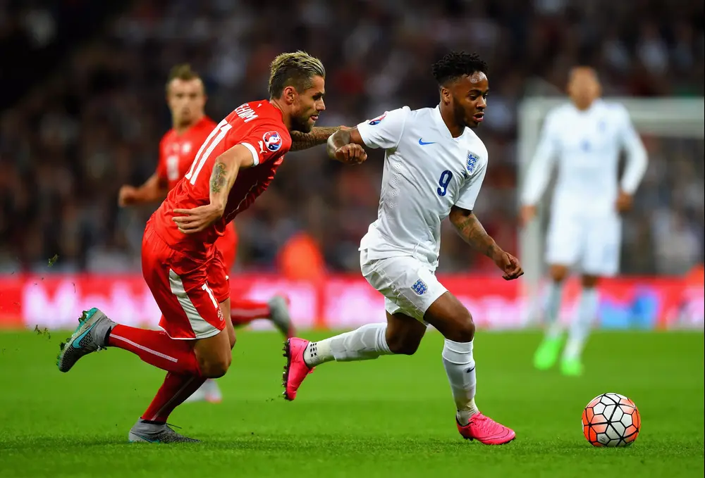 ראחים סטרלינג שחקן נבחרת אנגליה (ימין) מול ואלון בהראמי שחקן נבחרת שוויץ