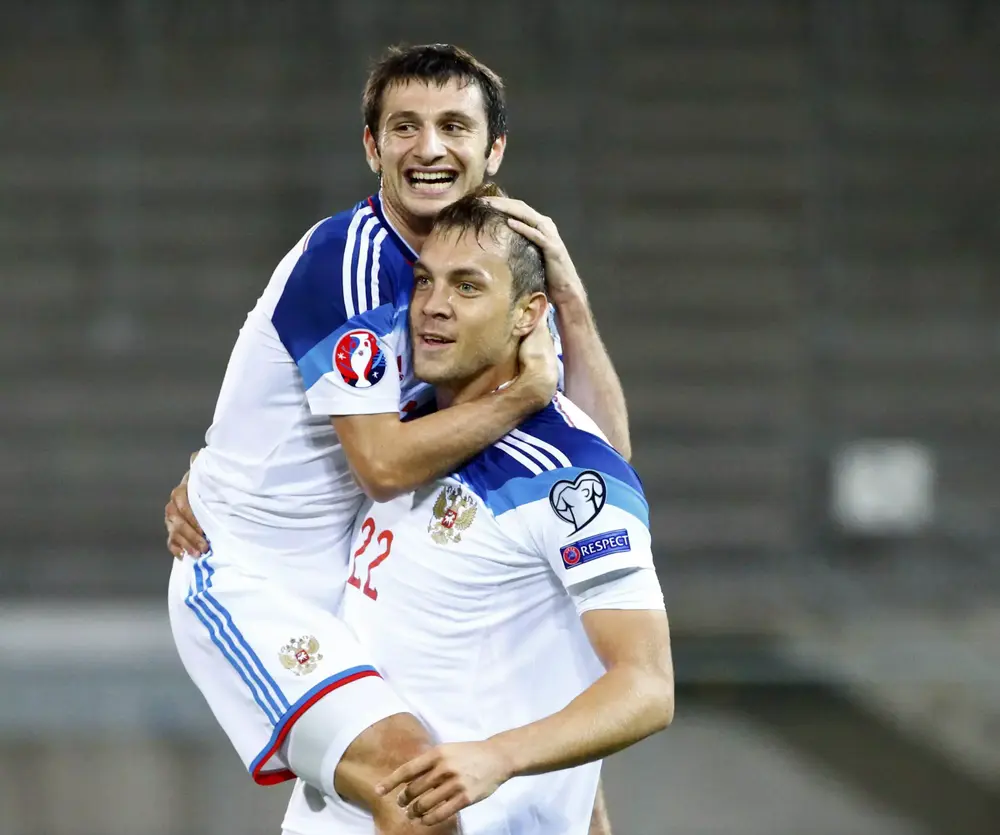 ארטיום דזיובה שחקן נבחרת רוסיה (למטה) עם אלן דזגוייב