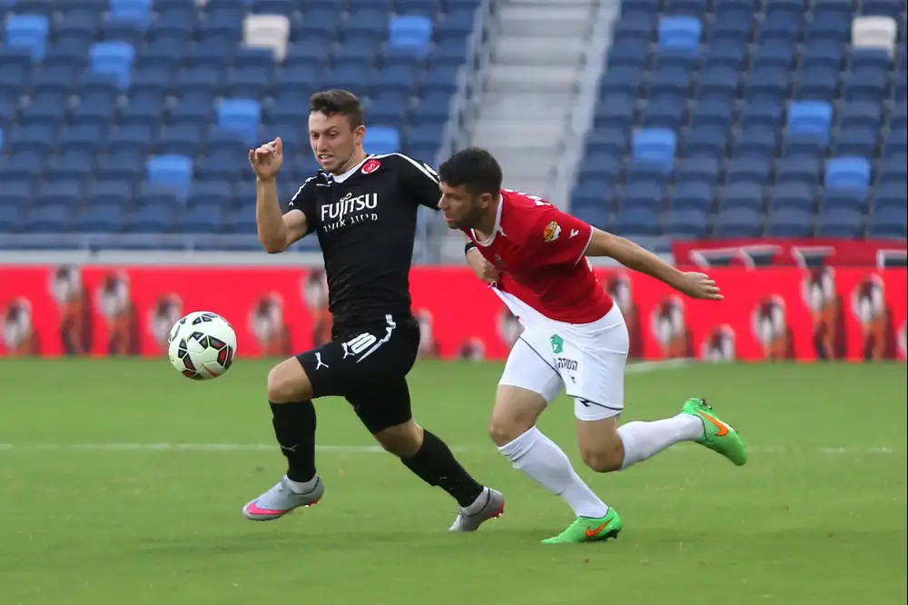 עומרי אלטמן שחקן הפועל תל אביב לפני אושרי רואש שחקן הפועל חיפה