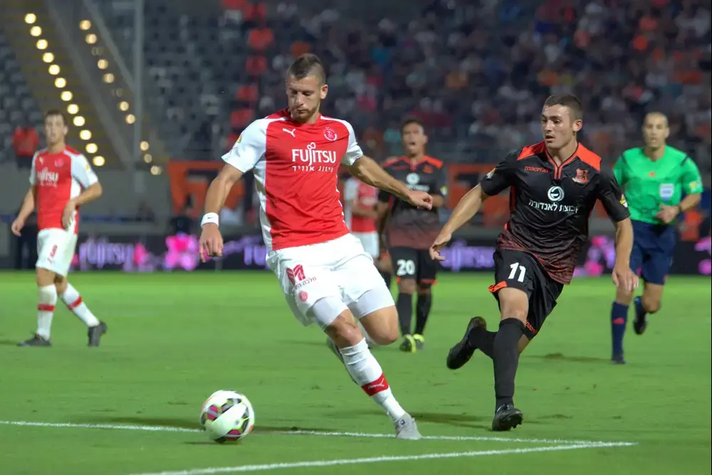 איאד אבו עביד שחקן הפועל תל אביב (שמאל) מול רז מאיר שחקן בני יהודה