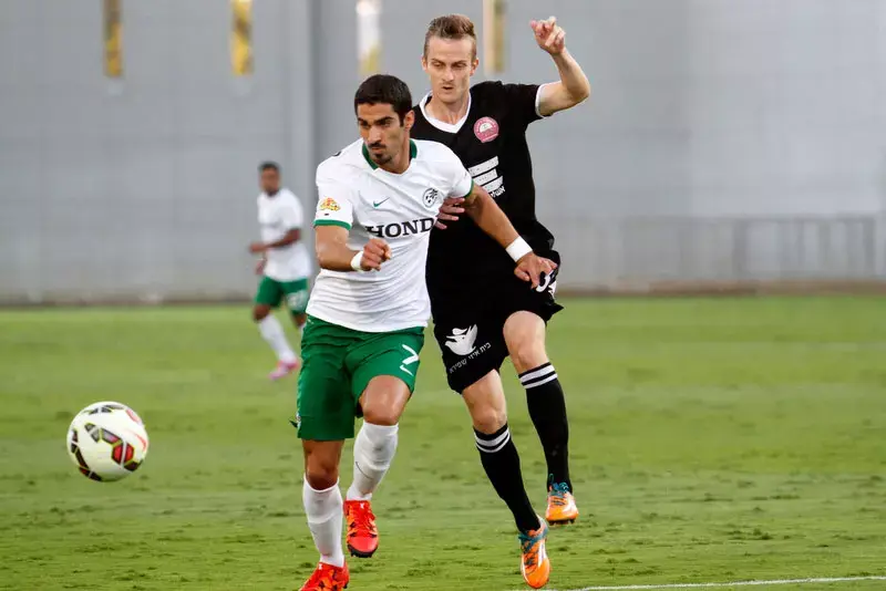 שחקן מכבי חיפה אופיר קריאף לפני רנה מיחליץ' שחקן הפועל רעננה