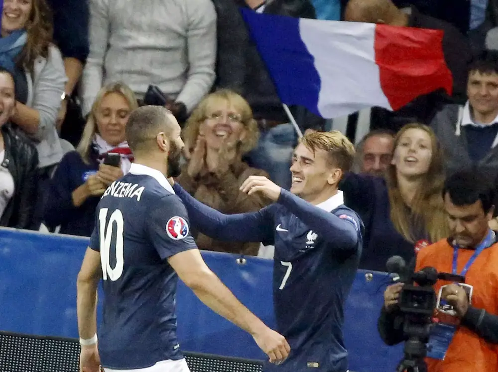 אנטואן גריזמן שחקן נבחרת צרפת חוגג עם קארים בנזמה