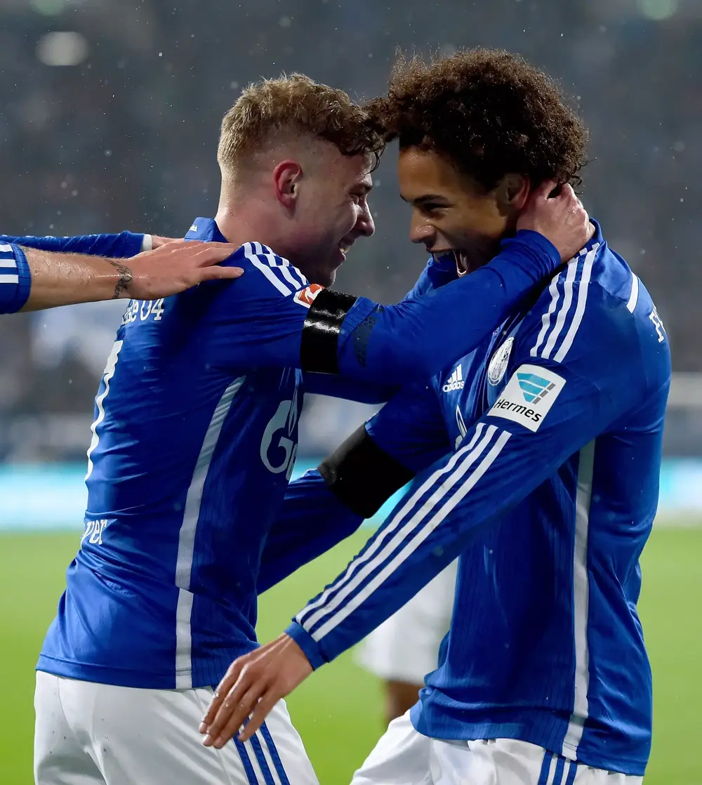 מקס מאייר שחקן שאלקה (שמאל) עם לירוי זאנה