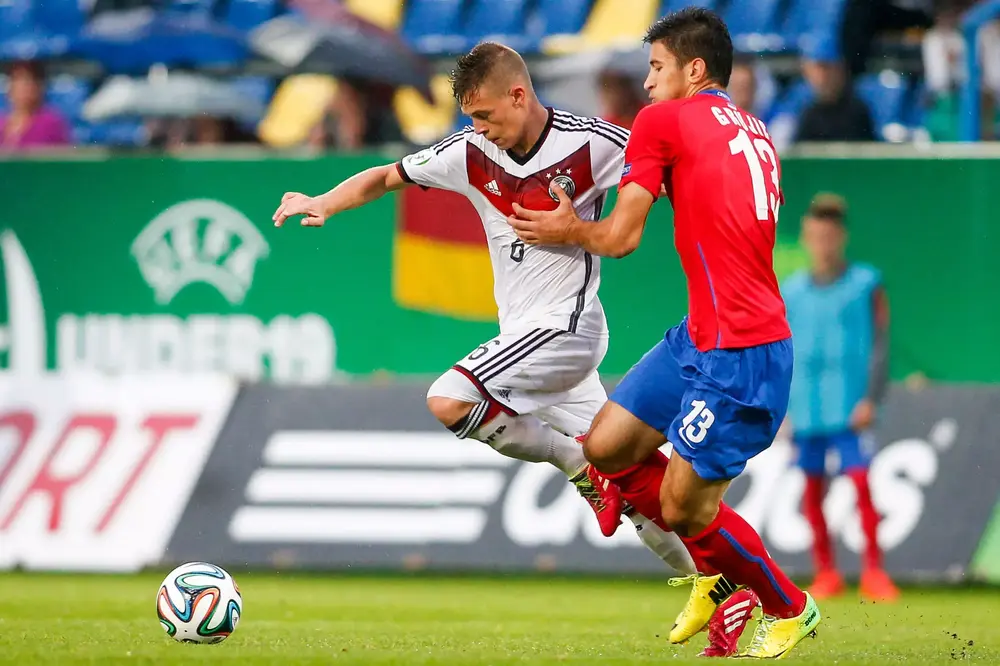 שחקן נבחרת הנוער של סרביה, מרקו גרויץ' (ימין) מול שחקן נבחרת הנוער, יוזואה קימיש