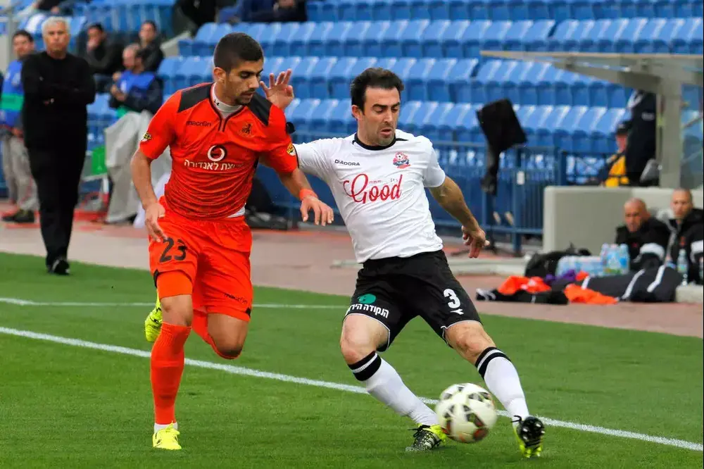 חיים מגרלשווילי שחקן הפועל חיפה (ימין) מול שי קונסטנטין שחקן בני יהודה