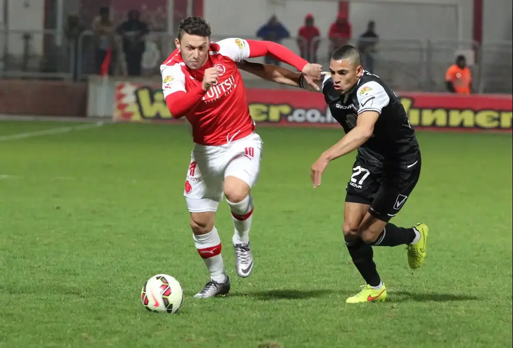 שחקן בני סכנין, איהאב שאמי, מול שחקן הפועל תל אביב, עומרי אלטמן