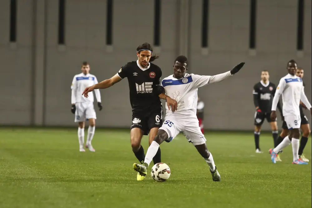 עלי מוחמד שחקן בית"ר תל אביב/רמלה מול יובל שבתאי שחקן הפועל רעננה