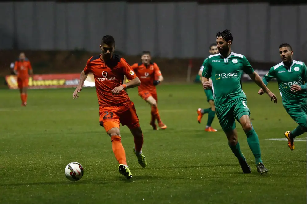 שחקן בני יהודה, שי קונסטנטין מול שחקן הפועל כפר סבא, עמיר נוסבאום