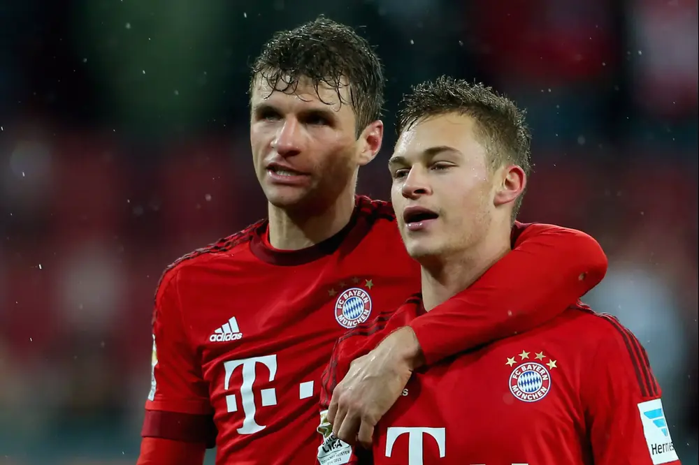 יוזואה קימיש שחקן באיירן מינכן (ימין) עם תומאס מולר