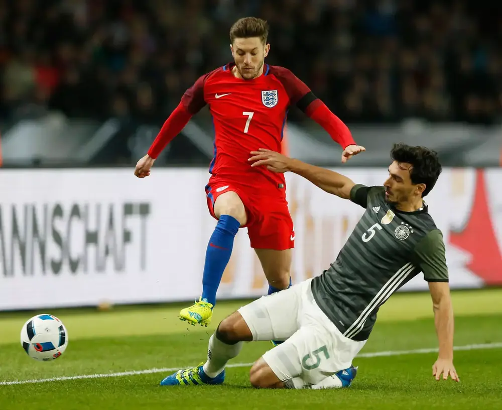 אדם ללאנה שחקן נבחרת אנגליה (שמאל) מול מאטס הומלס שחקן נבחרת גרמניה