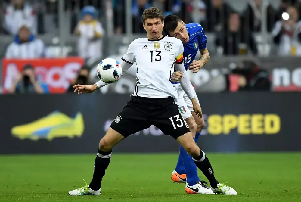 תומאס מולר שחקן נבחרת גרמניה (שמאל) מול פרנצ'סקו אצ'רבי שחקן נבחרת איטליה