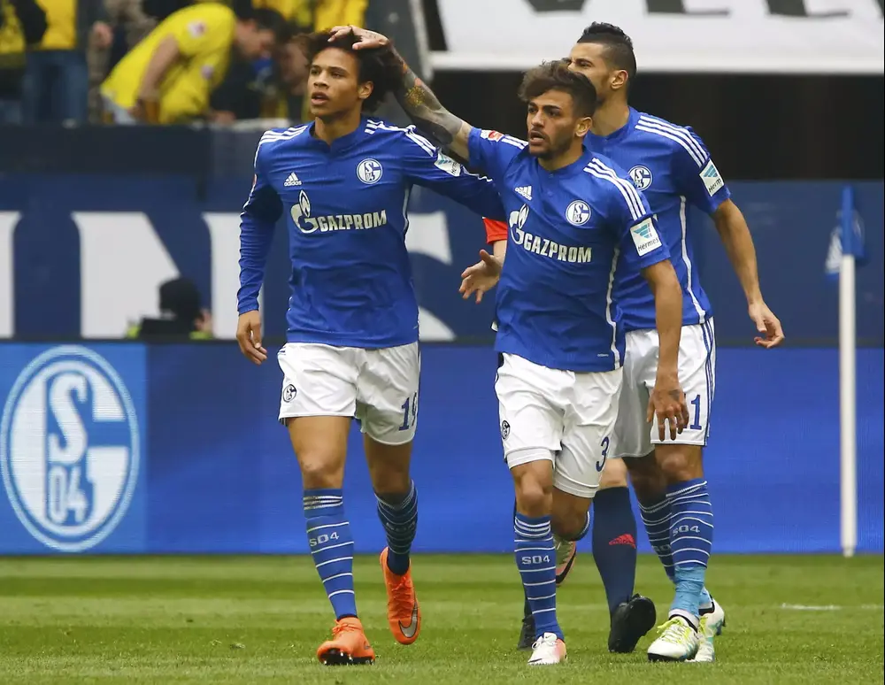 לירוי זאנה שחקן שאלקה (שמאל)