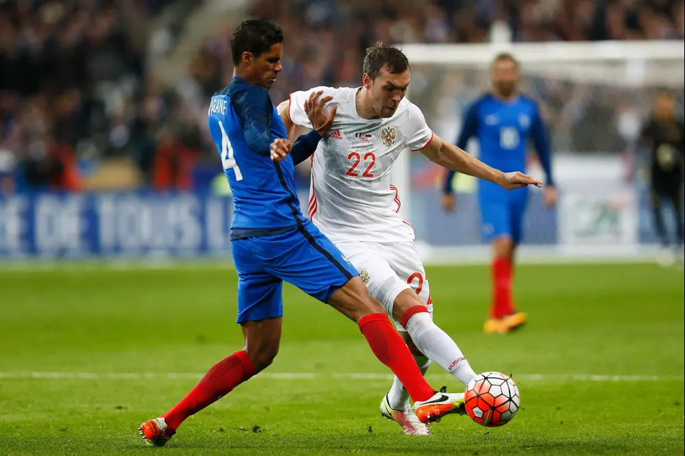 שחקן נבחרת רוסיה, ארטיום דזיובה, מול שחקן נבחרת צרפת, רפאל וראן