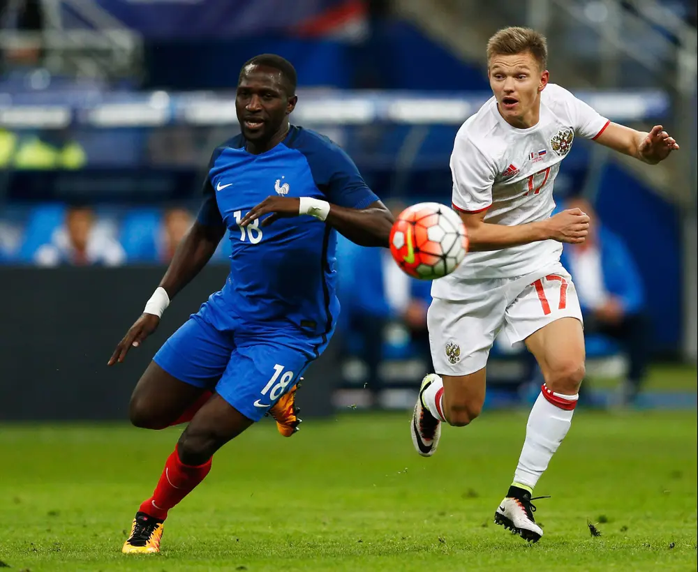 שחקן נבחרת רוסיה, אולג שאטוב, מול שחקן נבחרת צרפת, מוסא סיסוקו