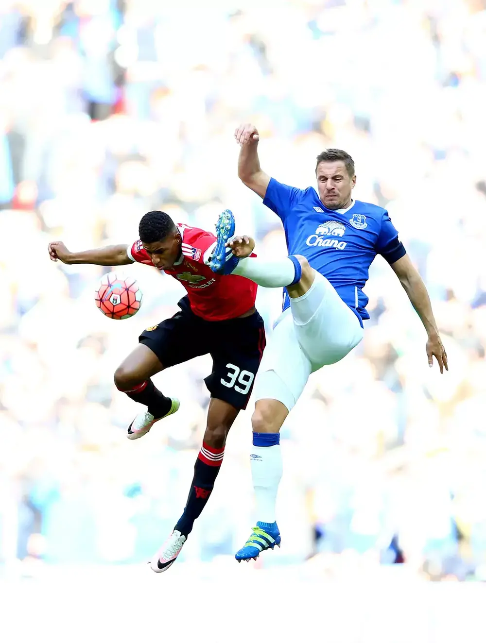 שחקן מנצ'סטר יונייטד, מרכוס רשפורד, מול שחקן אברטון, פיל ג'אגיילקה