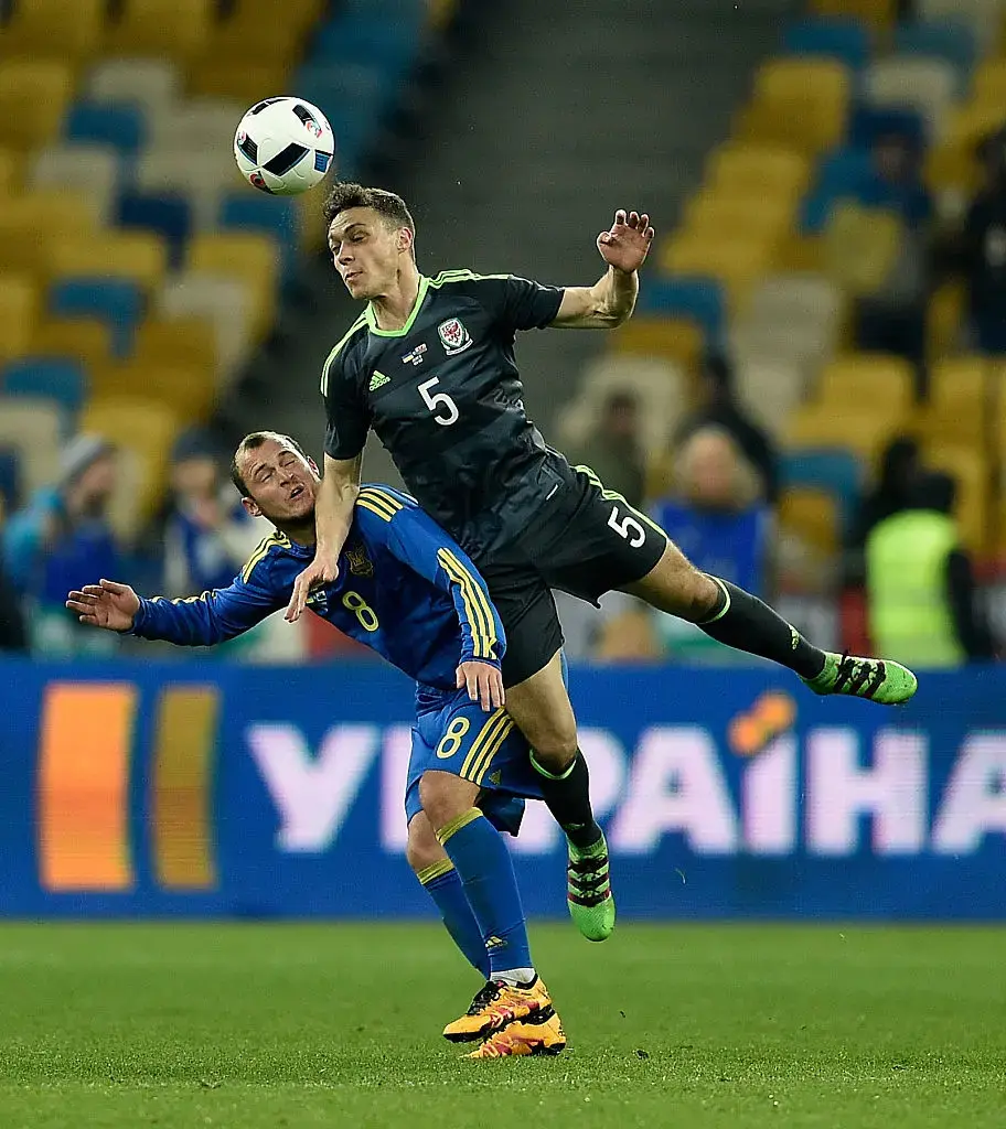 שחקן נבחרת ויילס, ג'יימס צ'סטר, מול שחקן נבחרת אוקראינה, רומן זוזוליה