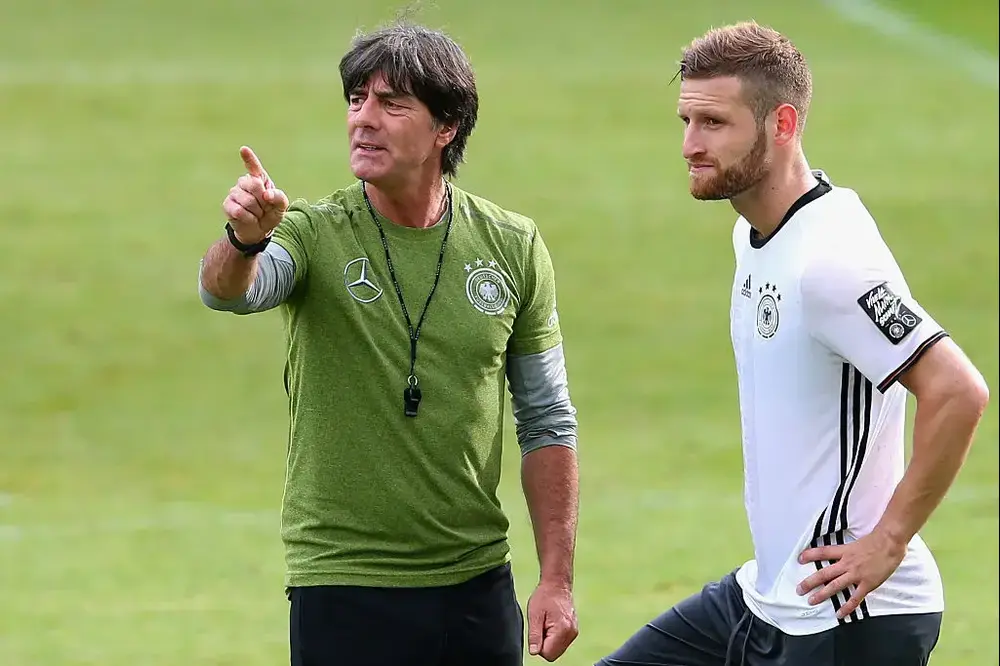 יואכים לב מאמן נבחרת גרמניה עם שקודראן מוסטפי