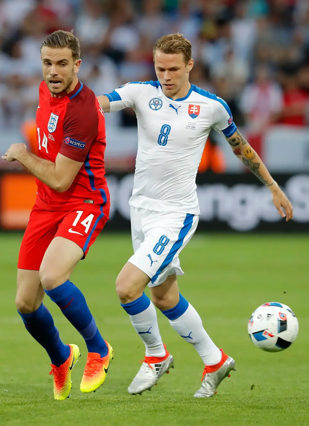 ג'ורדן הנדרסון שחקן אנגליה מול אונדריי דודה שחקן סלובקיה