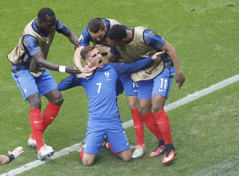 שחקני נבחרת צרפת עם אנטואן גריזמן