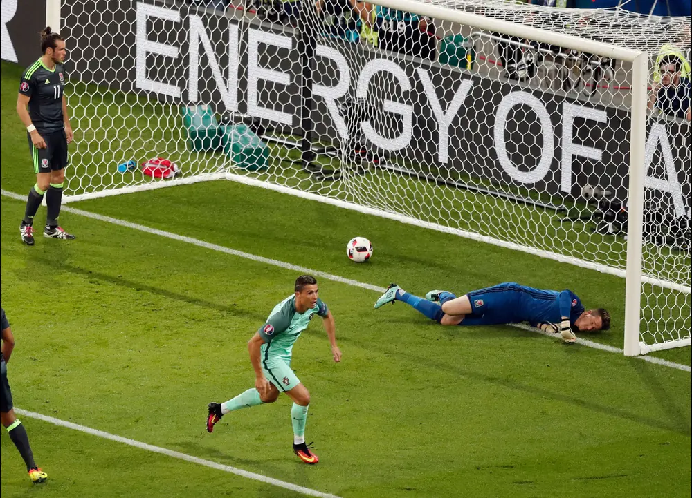 שחקן נבחרת ויילס גארת' בייל עם שחקן נבחרת פורטוגל כריסטיאנו רונאלדו