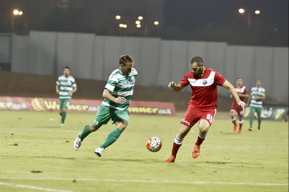 מקסים סקאביש שחקן הפועל כפר סבא (משמאל) מול ניסו קפילוטו שחקן הפועל חיפה