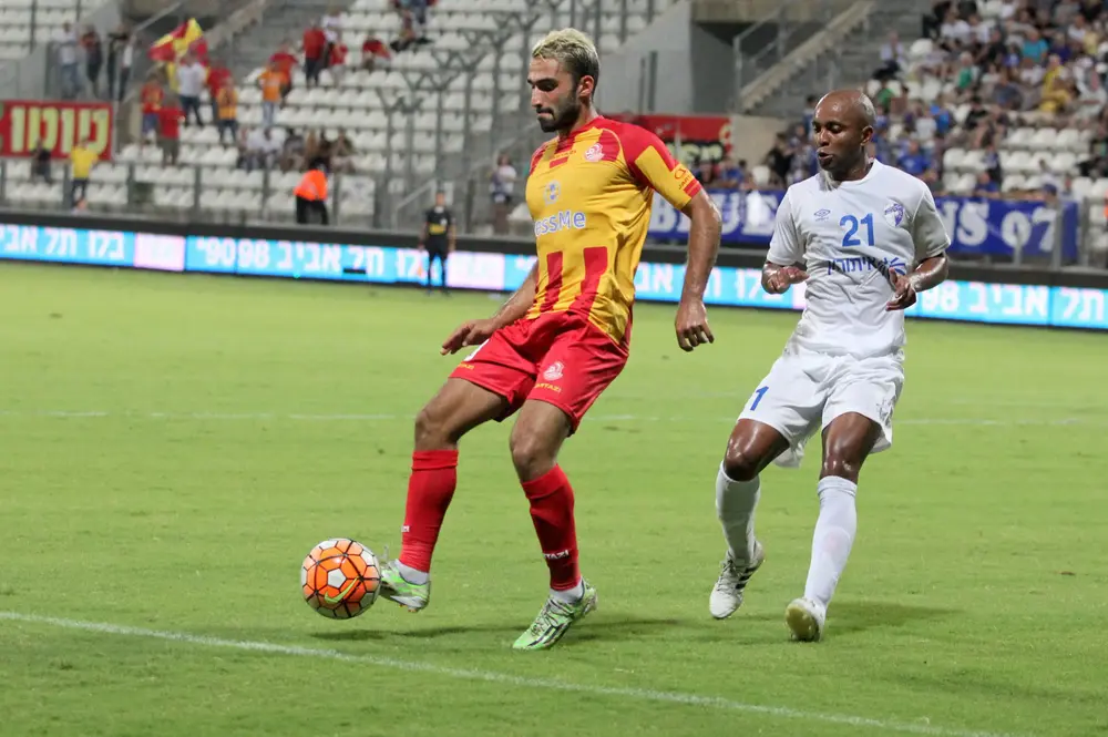 שחקן מ.ס. אשדוד מיכאל אוחנה מול שחקן עירוני קרית שמונה רפאל ז'טאי