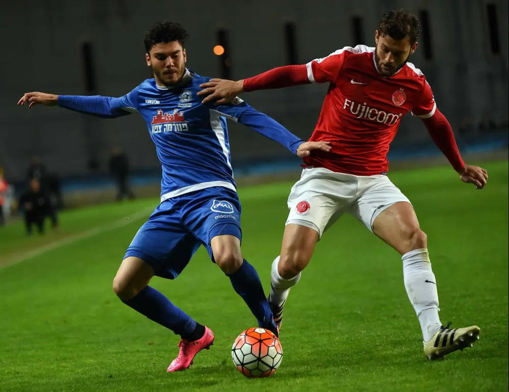 שחקן הפועל תל אביב אדי גוטליב מול שחקן מכבי פתח תקוה מיחאי רומן