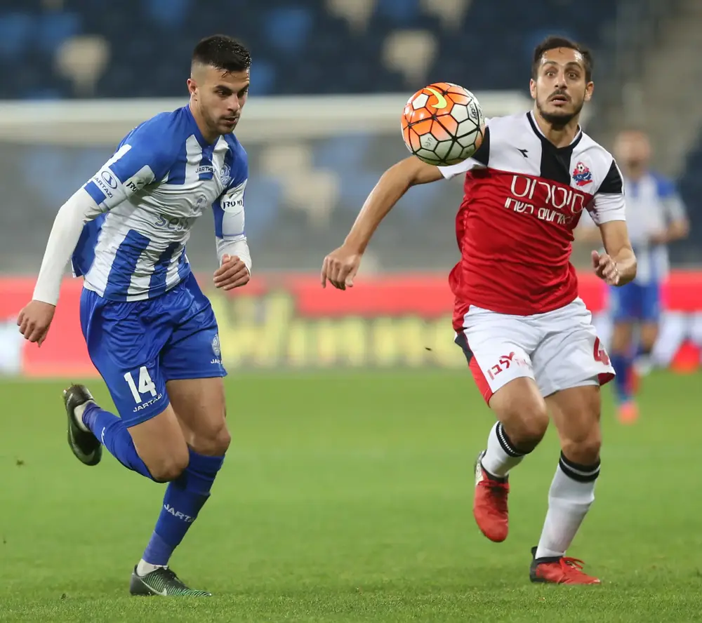 דור מלול שחקן הפועל חיפה (מימין) מול דין דוד שחקן מ.ס. אשדוד