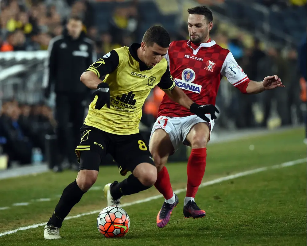 שחקן בני סכנין, יובל אבידור, מול שחקן בית"ר ירושלים, עידן ורד