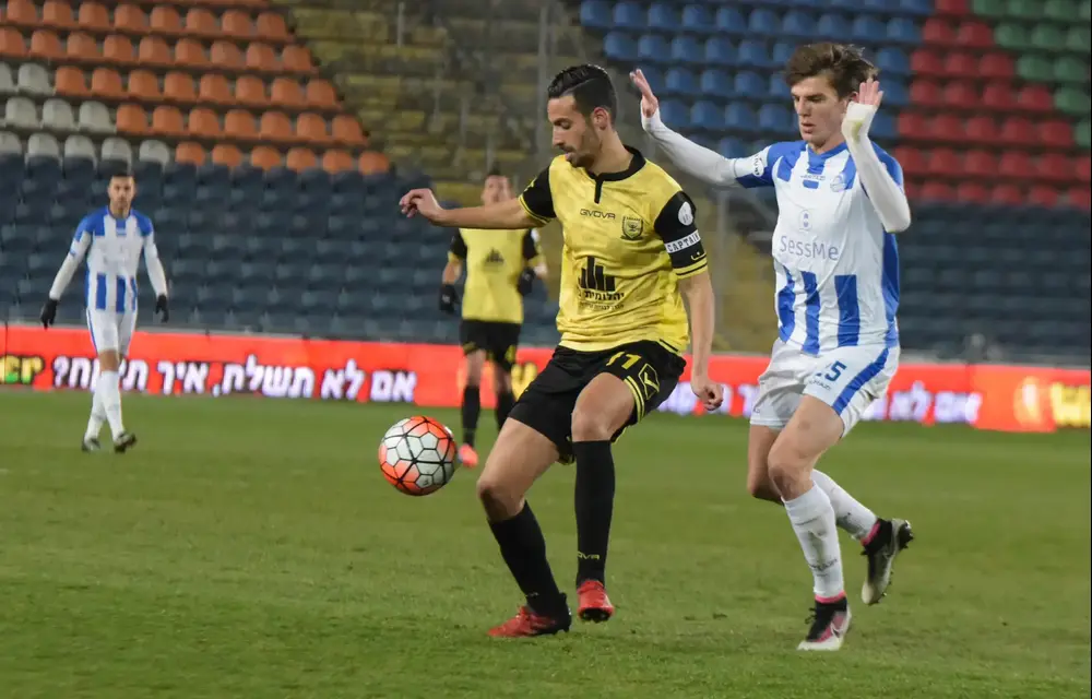 שחקן מ.ס. אשדוד גאורגי באטייב מול שחקן בית"ר ירושלים דן איינבינדר