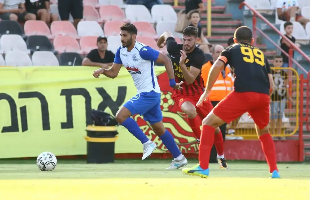 שחקן מכבי פתח תקוה לידור כהן מול שחקן מ.ס. אשדוד ניר ברדע