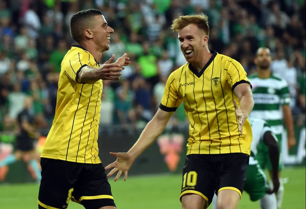 ז'אורז'יניו שחקן בית"ר ירושלים (מימין) חוגג עם עידן ורד